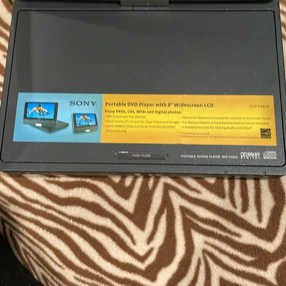 SONY Portable DVD player with 8” Widescreen LCD - Picture 6 of 7